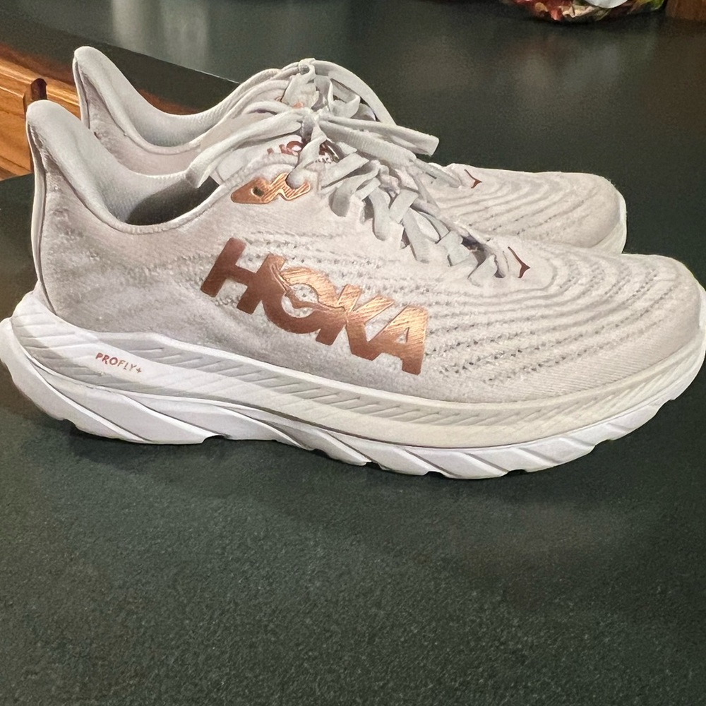 Hoka Mach 5. Women’s size 8. White/copper.